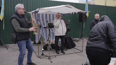 Збирають гроші для ЗСУ: музиканти з Вінниччини дають концерти просто неба Збирають гроші для ЗСУ: музиканти з Вінниччини дають концерти просто неба