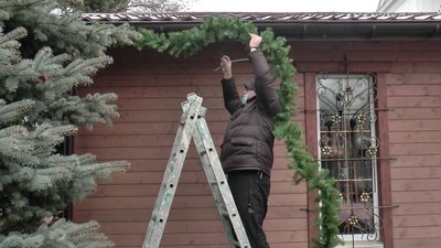 У Полтаві почали прикрашати будинок Святого Миколая. СУСПІЛЬНЕ | ВІДЕОНОВИНИ