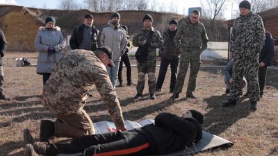 "Ці вміння та знання стануть у пригоді". Вінничан навчали стріляти та надавати медичну допомогу "Ці вміння та знання стануть у пригоді". Вінничан навчали стріляти та надавати медичну допомогу