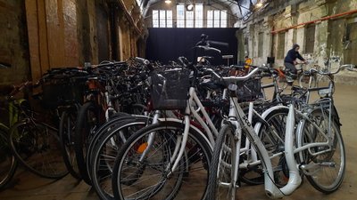 Передадуть на звільнені території. У Львові ремонтують велосипеди, привезені з Данії