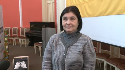 Унікальну вишиту книгу евакуювали з Оріхова до Запоріжжя Унікальну вишиту книгу евакуювали з Оріхова до Запоріжжя