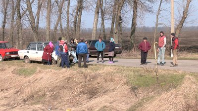 Місцеві зібрались, щоб обговорити питання з ремонту дороги