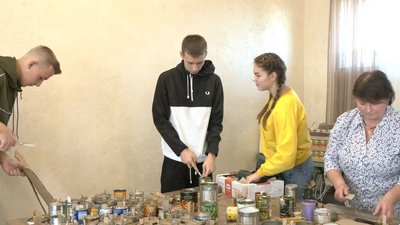 "Україна – понад усе!": волиняни виготовляють окопні свічки з патріотичними надписами "Україна – понад усе!": волиняни виготовляють окопні свічки з патріотичними надписами