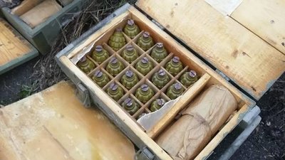 У закинутій будівлі Маріуполя знайшли великий схрон зброї та боєприпасів У закинутій будівлі Маріуполя знайшли великий схрон зброї та боєприпасів