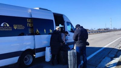 На КПВВ "Каланчак" та "Чонгар" запустили безплатні перевезення до адмінмежі та у зворотному напрямку На КПВВ "Каланчак" та "Чонгар" запустили безплатні перевезення до адмінмежі та у зворотному напрямку