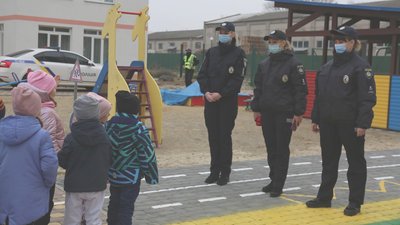 Тиждень безпеки дорожнього руху: вінницькі поліцейські відвідали дитячий садочок Тиждень безпеки дорожнього руху: вінницькі поліцейські відвідали дитячий садочок