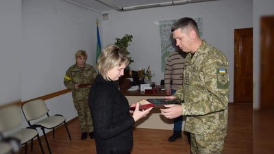 Передача ордену дружині загиблого бійця Передача ордену дружині загиблого бійця