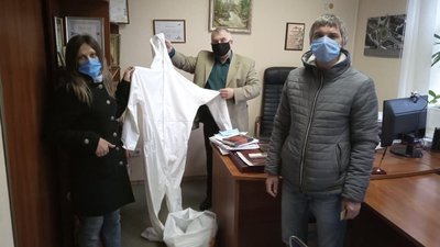 Подружжя харків'ян передали медикам 30 захисних костюмів Подружжя харків'ян передали медикам 30 захисних костюмів