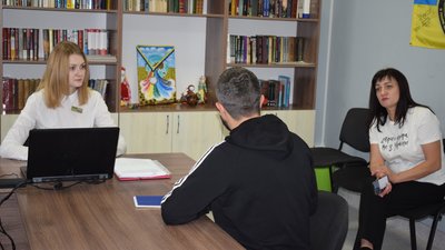 Адміністратори працюють з мобільною валізою із доступом до потрібних реєстрів