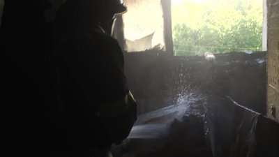 Рятувальник гасить пожежу у квартирі. Рятувальник гасить пожежу у квартирі.