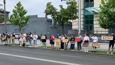 "Байдужість вбиває": в Києві пройшла акція на підтримку військовополонених "Байдужість вбиває": в Києві пройшла акція на підтримку військовополонених