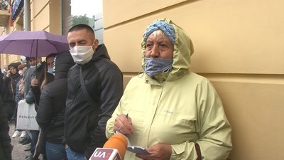 У Тернополі біля банків утворилися черги: люди олачуюють за робочі візи У Тернополі біля банків утворилися черги: люди олачуюють за робочі візи
