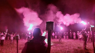 Щоб запалити серця людей: у Холодному Яру молодь зі смолоскипами утворила живу карту України Щоб запалити серця людей: у Холодному Яру молодь зі смолоскипами утворила живу карту України