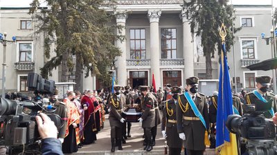 Прийшли попрощатися сотні людей. На Прикарпатті ховають загиблого на Донбасі бійця Прийшли попрощатися сотні людей. На Прикарпатті ховають загиблого на Донбасі бійця