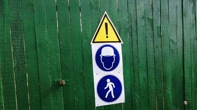 Вибух на Позняках: рятувальники розбирають будинок і віддають речі постраждалим Вибух на Позняках: рятувальники розбирають будинок і віддають речі постраждалим