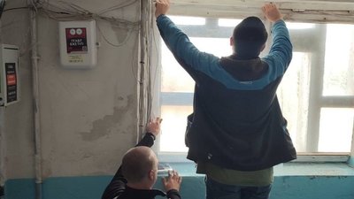 У Дніпрі відновлюють будинки, пошкоджені після дронової атаки У Дніпрі відновлюють будинки, пошкоджені після дронової атаки