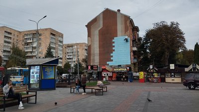 Розпочали утеплювати стіну, де мають зобразити мурал військовому Тарасу Давидюку у Рівному