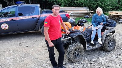 Травмували ноги: в Карпатах рятувальники допомогли двом туристкам Травмували ноги: в Карпатах рятувальники допомогли двом туристкам