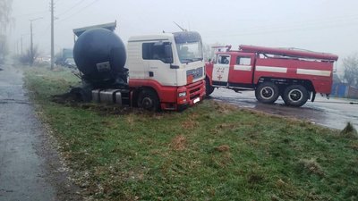 На Житомирщині тричі за добу рятувальники надавали допомогу водіям через ожеледицю На Житомирщині тричі за добу рятувальники надавали допомогу водіям через ожеледицю