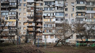 Обстріли Херсона, багатоповерхівка