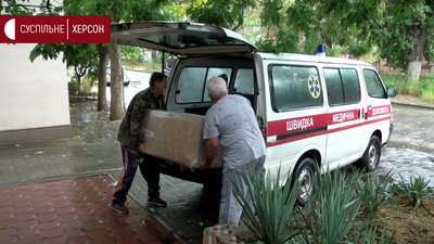 Медичні працівники Каховської лікарні на Херсонщині отримали захисні комбінезони від фонду "Захист"