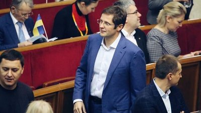Церковні подарунки, колекція зброї та Tesla. Що задекларували новачки парламенту Церковні подарунки, колекція зброї та Tesla. Що задекларували новачки парламенту