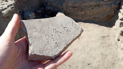 На Одещині знайшли вцілілу скляну пляшку 18 століття На Одещині знайшли вцілілу скляну пляшку 18 століття