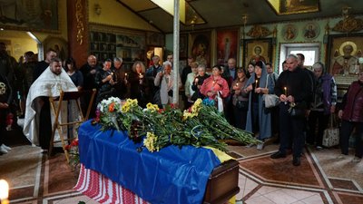 У Сумах поховали військового Андрія Доценка, який загинув під час штурму позицій противника на Донеччині У Сумах поховали військового Андрія Доценка, який загинув під час штурму позицій противника на Донеччині