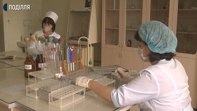 Забір крові на тестування на COVID-19 проводяться у Старокостянтинівській райлікарні. Фото: Суспільне Забір крові на тестування на COVID-19 проводяться у Старокостянтинівській райлікарні. Фото: Суспільне