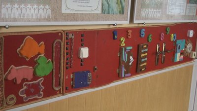 Такі дошки, встановлені повсюди у Кам'янець-Подільській спеціальній школі, допомагають дітям "бачити на дотик". Фото: Суспільне.
