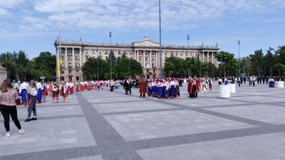 Більше тисячі виконавців заспівали гімн України на Соборній площі в Миколаєві Більше тисячі виконавців заспівали гімн України на Соборній площі в Миколаєві