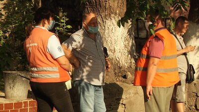 На кінцевих зупинках громадського транспорту в Одесі працюють "посадочні команди" На кінцевих зупинках громадського транспорту в Одесі працюють "посадочні команди"