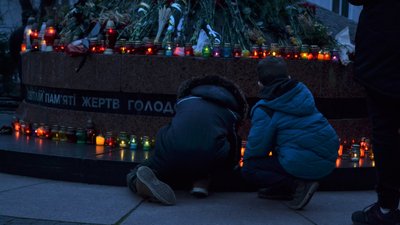 Житомиряни з лампадками та квітами прийшли вшанувати пам'ять жертв голодоморів Житомиряни з лампадками та квітами прийшли вшанувати пам'ять жертв голодоморів