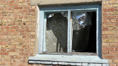 Розбиті будинки та авто, потрощені дахи, вибиті вікна — наслідки обстрілів армією РФ правобережної Херсонщини Розбиті будинки та авто, потрощені дахи, вибиті вікна — наслідки обстрілів армією РФ правобережної Херсонщини