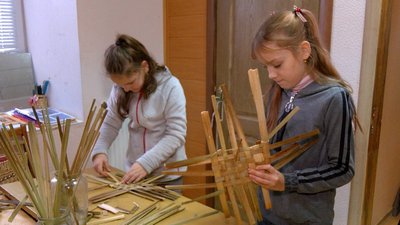 "Потрібно відновлювати цей промисел": у селах на Вінниччині проводять безкоштовні гуртки з рогозоплетіння