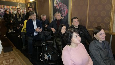 Херсонський арт хаб відвідав "культурний десант" на чолі з музикантом Колею Сєргою Херсонський арт хаб відвідав "культурний десант" на чолі з музикантом Колею Сєргою