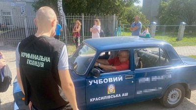 На Хмельниччині затримали автоінструктора, який вимагав хабаря за іспит з водіння
