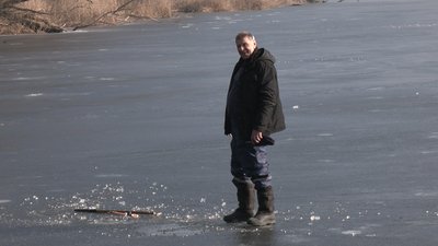 Катаються на ковзанах та рибалять: попри небезпеку відлиги дніпряни виходять на замерзлу річку Катаються на ковзанах та рибалять: попри небезпеку відлиги дніпряни виходять на замерзлу річку