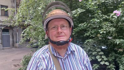 Волонтер на скутері. Миколаївець розвозить воду та продукти літнім людям