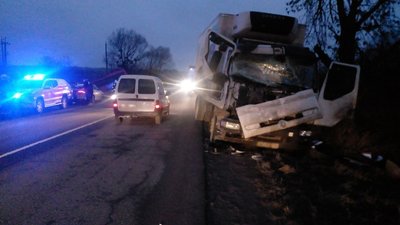 На Франківщині зіткнулися рейсовий автобус та вантажівка
