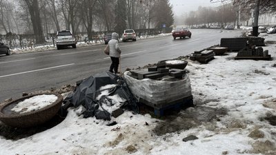 У центрі Полтави призупинили перекладання тротуарної плитки через погодні умови У центрі Полтави призупинили перекладання тротуарної плитки через погодні умови