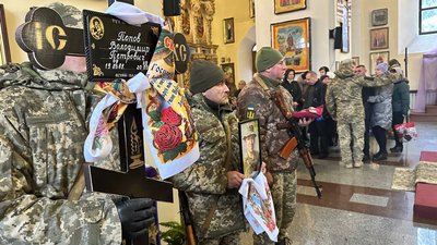 У Полтаві прощаються із трьома захисниками України, які загинули на війні У Полтаві прощаються із трьома захисниками України, які загинули на війні