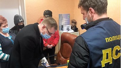 У Миколаєві затримали посадовця Держпродспоживслужби. Його підозрюють у вимаганні хабара У Миколаєві затримали посадовця Держпродспоживслужби. Його підозрюють у вимаганні хабара