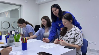 Дівчата на занятті з психологом у "Затишно space" Дівчата на занятті з психологом у "Затишно space"