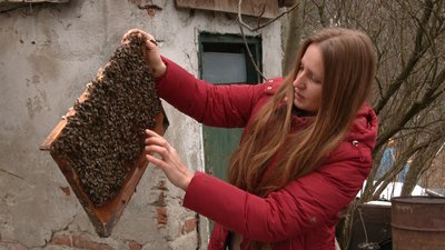 Власниця пасіки Марина Юшкова Власниця пасіки Марина Юшкова