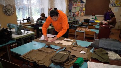 У Новосанжарському ліцеї на Полтавщині шиють військову амуніцію: хто долучається У Новосанжарському ліцеї на Полтавщині шиють військову амуніцію: хто долучається