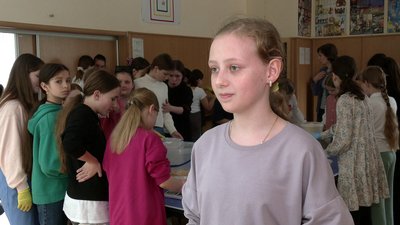 Як у Рівному школярі разом з волонтеркою готували сухі супи на передову Як у Рівному школярі разом з волонтеркою готували сухі супи на передову