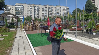 На Смолянському цвинтарі у Житомирі попрощалися із трьома військовими, які загинули на Херсонщині На Смолянському цвинтарі у Житомирі попрощалися із трьома військовими, які загинули на Херсонщині