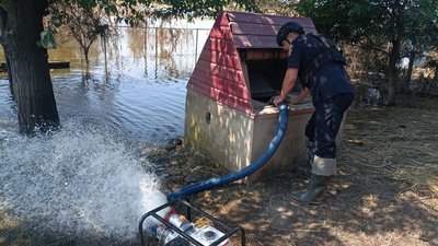 Підтоплені дві насосні станції, рятувальники відкачують воду з будинків: яка ситуація у Бериславському районі Херсонщини