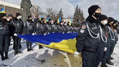Вперше розгорнули 200-метровий прапор: у центрі Луцька – символічний "ланцюг єднання" Вперше розгорнули 200-метровий прапор: у центрі Луцька – символічний "ланцюг єднання"